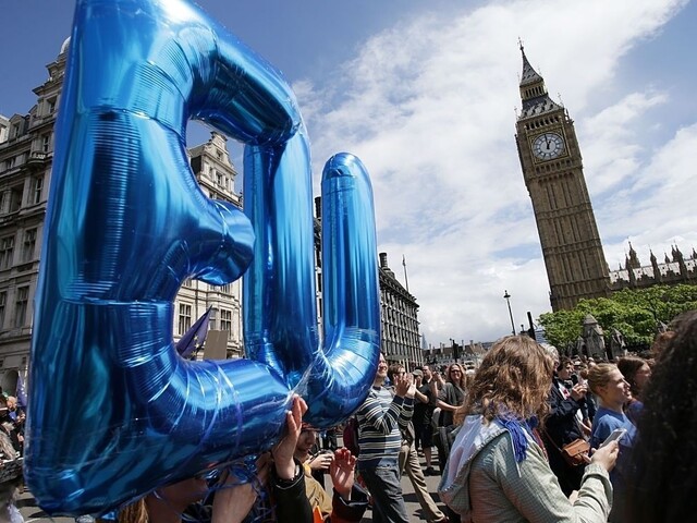 Británia môže oficiálne spustiť Brexit, zákon prešiel parlamentom