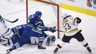 NHL: Chárov gól pomol k triumfu Bostonu, Budaj s prvým víťazstvom za Tampu