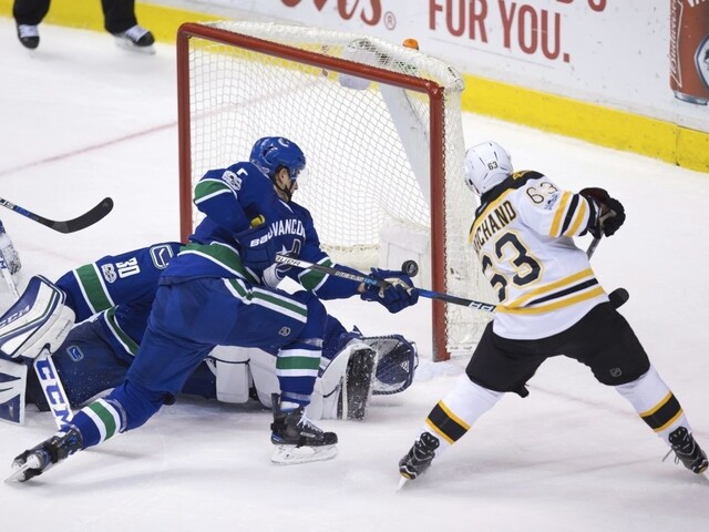 NHL: Chárov gól pomol k triumfu Bostonu, Budaj s prvým víťazstvom za Tampu