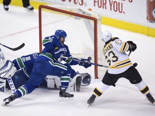 NHL: Chárov gól pomol k triumfu Bostonu, Budaj s prvým víťazstvom za Tampu