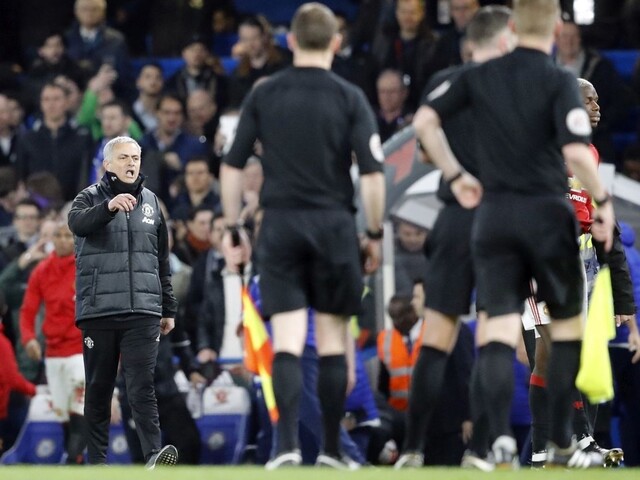 Zápas Manchestru a Chelsea sa odohrával v napätej atmosfére