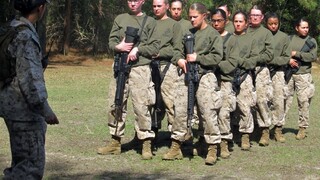 Vojaci zdieľali fotografie nahých kolegýň z amerického námorníctva