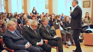 Prezident Kiska prednášal študentom o aktuálnych politických témach