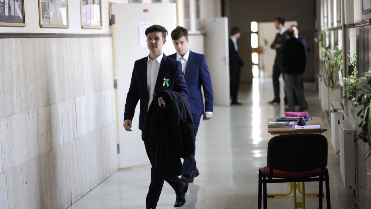 Maturity maturanti študenti stredoškoláci 1140px (SITA/Tomáš Somr)