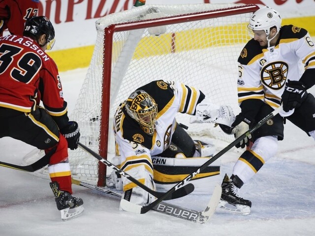 NHL: Chára asistoval pri triumfe Bostonu, Calgary prišlo o desaťzápasovú sériu