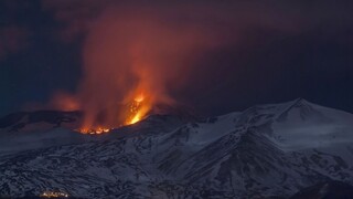 Etna opäť chrlila lávu, došlo k viacerým zraneniam