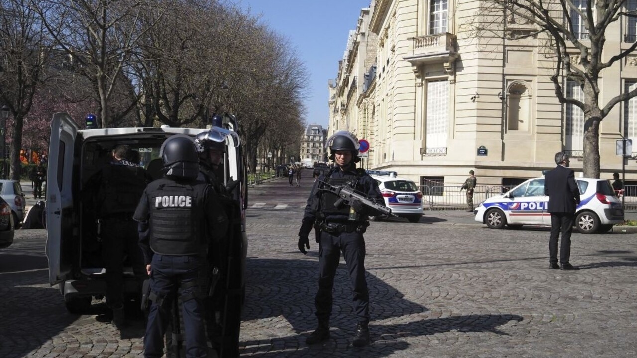 Polícia Francúzsko Paríž 1140px (SITA/AP)