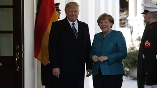 Trump uistil Merkelovú o podpore NATO, spomenul aj odpočúvanie