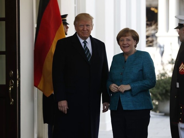 Trump uistil Merkelovú o podpore NATO, spomenul aj odpočúvanie