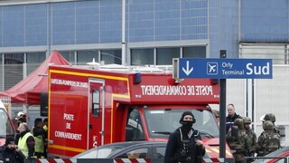 Na parížskom letisku sa strieľalo, terminál museli evakuovať