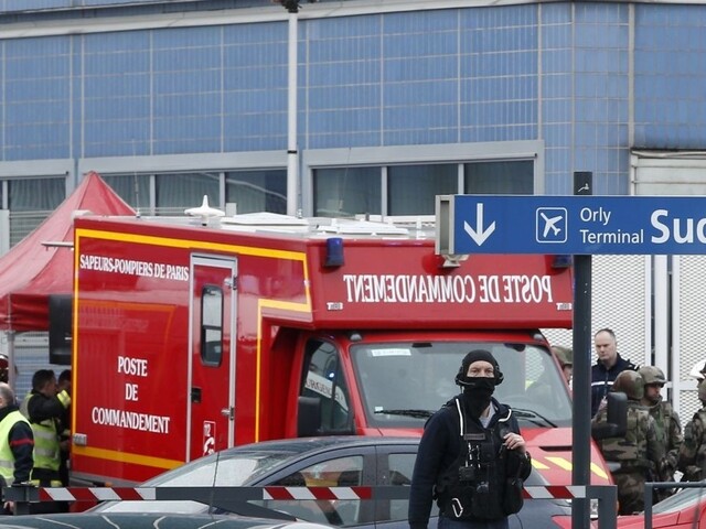Na parížskom letisku sa strieľalo, terminál museli evakuovať