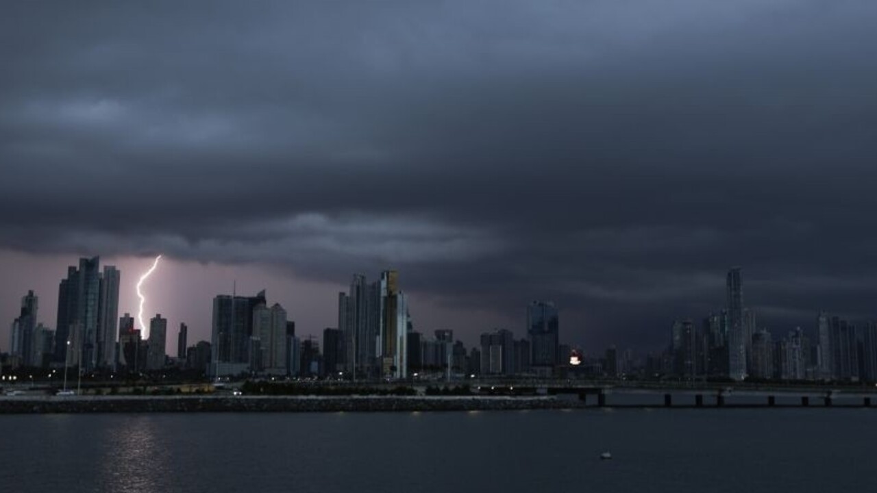 Panama sa ponorila do tmy, blackout spôsobila séria výbuchov