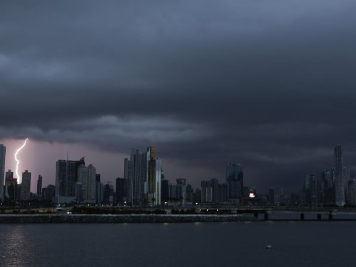 Panama sa ponorila do tmy, blackout spôsobila séria výbuchov