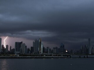 Panama sa ponorila do tmy, blackout spôsobila séria výbuchov