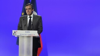 Francúzski kandidáti na prezidenta sa po prvýkrát stretnú v televíznej debate