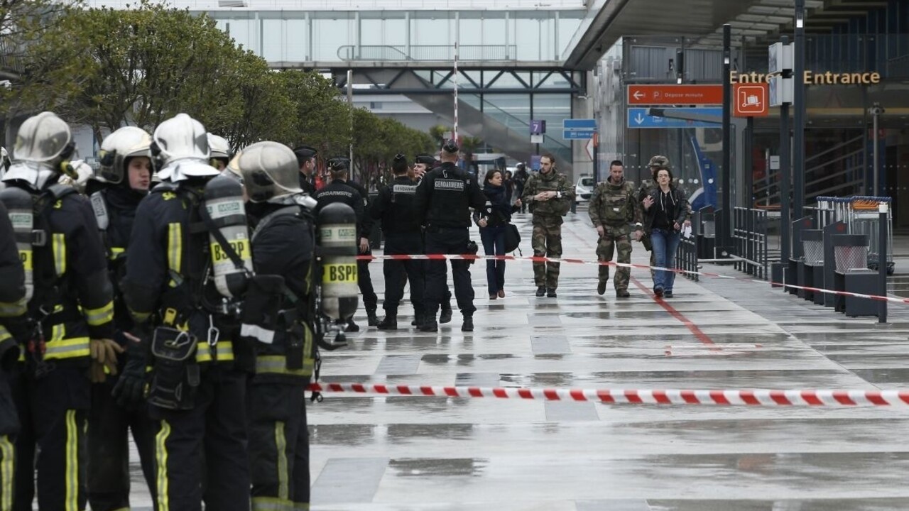 Radikál z parížskeho letiska bol v čase útoku pod vplyvom drog