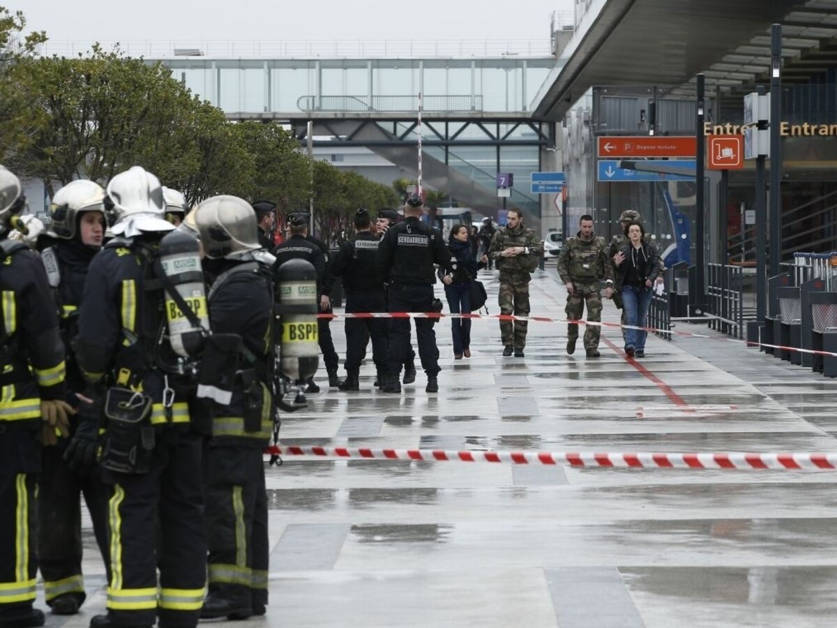 Radikál z parížskeho letiska bol v čase útoku pod vplyvom drog