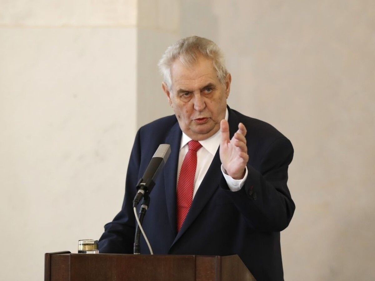 Zeman po zakopnutí stratil topánku, pomáhala mu manželka