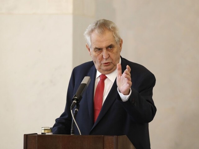 Zeman po zakopnutí stratil topánku, pomáhala mu manželka