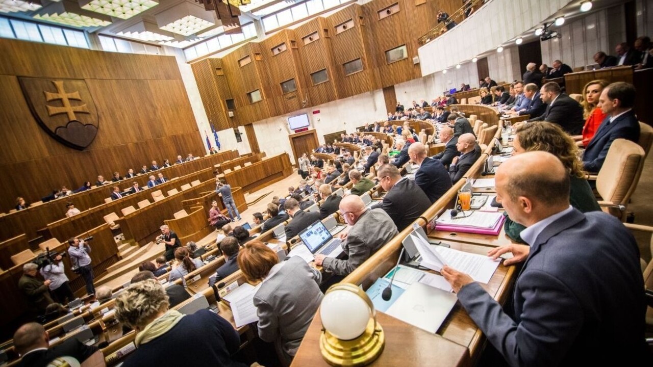 Poslanci požiadali Kaliňáka, aby sa pozrel na lety prezidenta Kisku