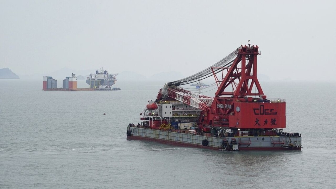 Potopený trajekt v Južnej Kórei sa pokúsia vytiahnuť z morského dna