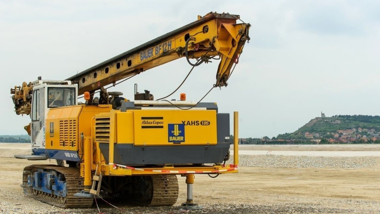 Na stavenisku Jaguara zahynul robotník, pritlačila ho plošina