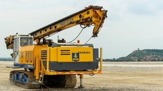 Na stavenisku Jaguara zahynul robotník, pritlačila ho plošina