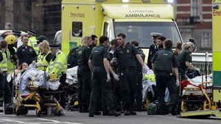 Ozbrojenec v srdci Londýna zrážal ľudí a zaútočil na políciu