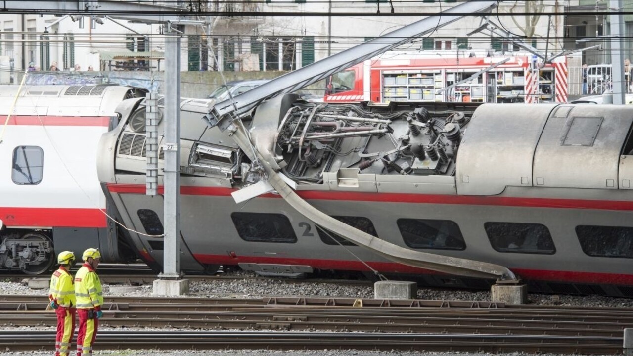 Medzinárodný vlak skončil mimo koľají, niekoľko ľudí sa zranilo