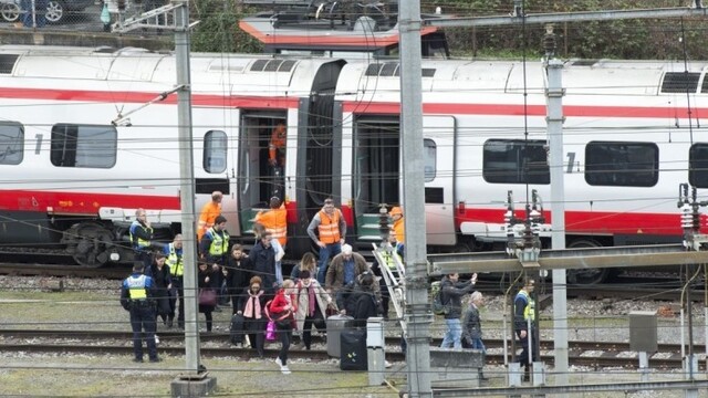 switzerland-train-derailed-34891-08943eb81d9c447fbd2da9ea95c49fce_0a000002-a751-d7da.jpg