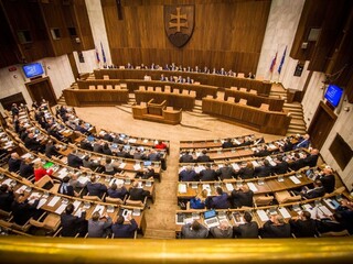 Poslanci prerokovali zákony o vojakoch, emisiách aj jadrovom dozore
