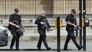 Pri raziách po teroristickom útoku v Londýne zatýkali ľudí