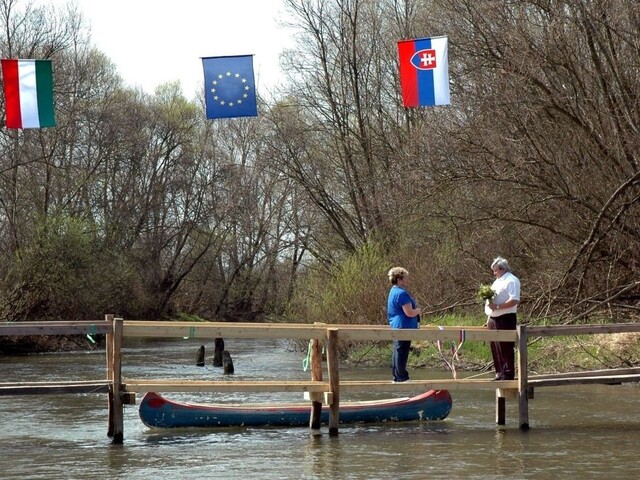 Hranica medzi Slovenskom a Maďarskom sa posunie, rozhodli poslanci
