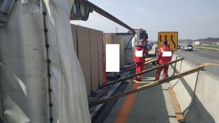 Prevrátené nákladné auto na D1 z Bratislavy do Trnavy skomplikovalo dopravu