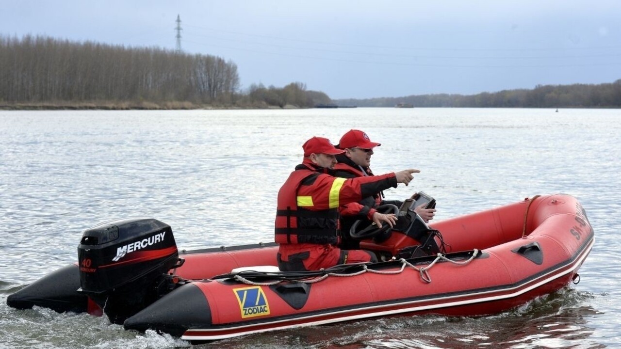 Polícia vypátrala muža, ktorý údajne hodil do rieky dieťa