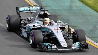 Na úvodných tréningoch F1 viedol tím Mercedesu