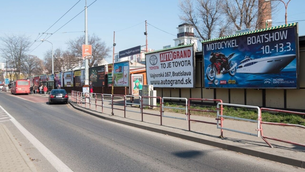 Bratislava Trhovisko cesta bilboardy vizualny smog reklama 1140 px (SITA/Marek Mrviš)