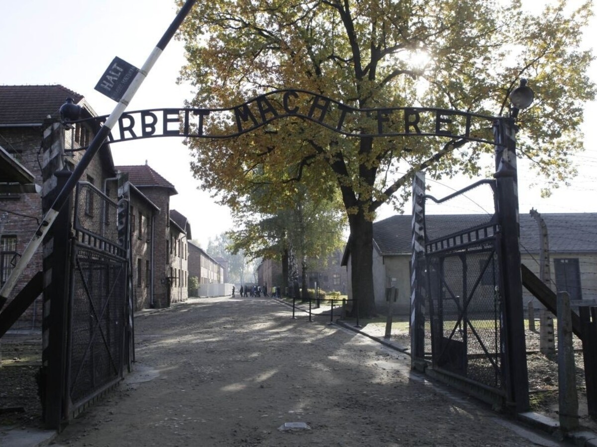 Protestujúci pred bránou Auschwitzu zabili ovcu a vyzliekli sa donaha