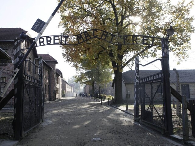 Protestujúci pred bránou Auschwitzu zabili ovcu a vyzliekli sa donaha