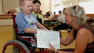 Hendikepovaným žiakom chýbajú asistenti, odkázaní sú na učiteľov