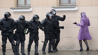Bielorusi protestujú proti Lukašenkovi, polícia zatkla stovky ľudí