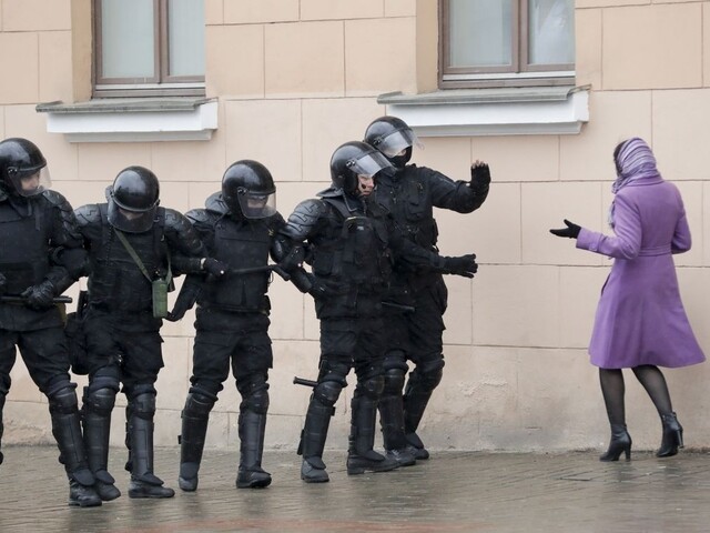 Bielorusi protestujú proti Lukašenkovi, polícia zatkla stovky ľudí