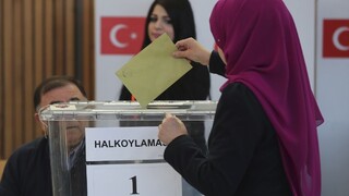 Turci začínajú hlasovať v spornom referende o zmene ústavy