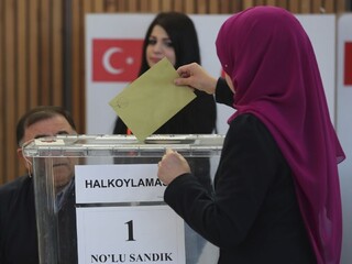 Turci začínajú hlasovať v spornom referende o zmene ústavy