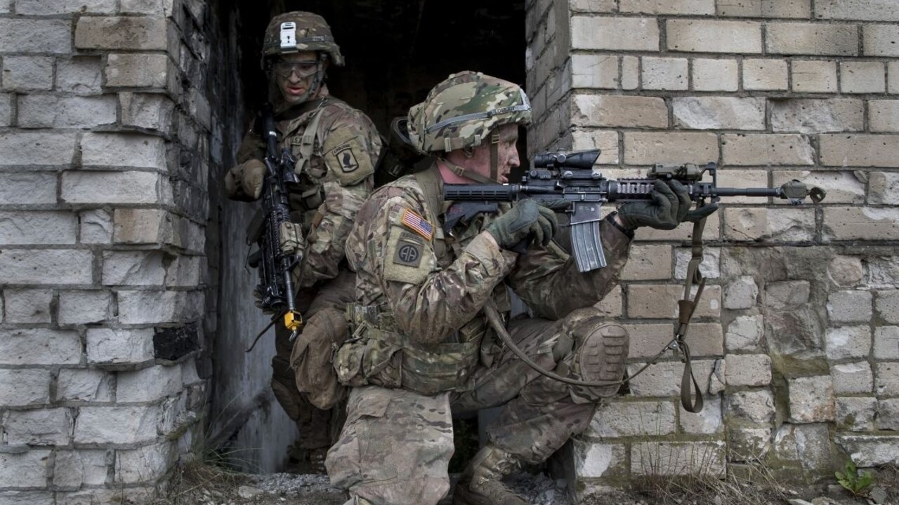 NATO vojaci zbrane 1140 px (SITA/AP)