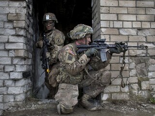 NATO vojaci zbrane 1140 px (SITA/AP)