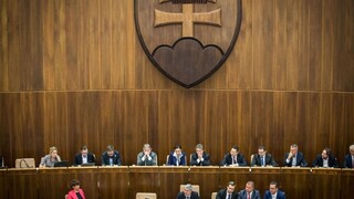 Poslanci ukončili rokovací deň. Dominovala téma vládnych letov