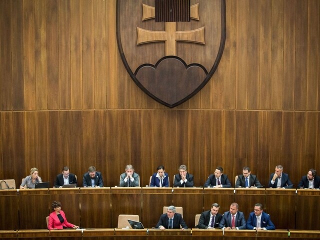 Poslanci ukončili rokovací deň. Dominovala téma vládnych letov