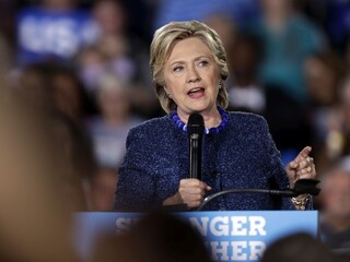 Clintonová vystúpila na verejnosti, nešetrila kritikou novej vlády