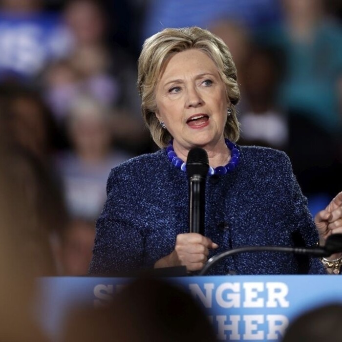 Clintonová vystúpila na verejnosti, nešetrila kritikou novej vlády